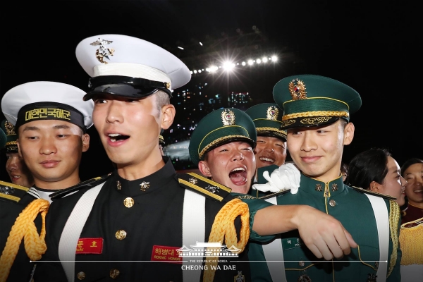 1일 용산 전쟁기념관에서 열린 국군국군의 날 행사에서 국군 장병들이 공연을 보며 환호하고 있다. (사진=청와대 페이스북)