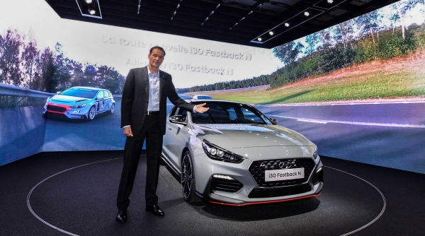 토마스 쉬미에라 현대차 고성능사업부장 부사장이 2일(현지시간) 열린 ‘2018 파리모터쇼’에서 세계 최초로 공개된 ‘i30 패스트백 N을 소개하고 있다. (사진제공=현대자동차)