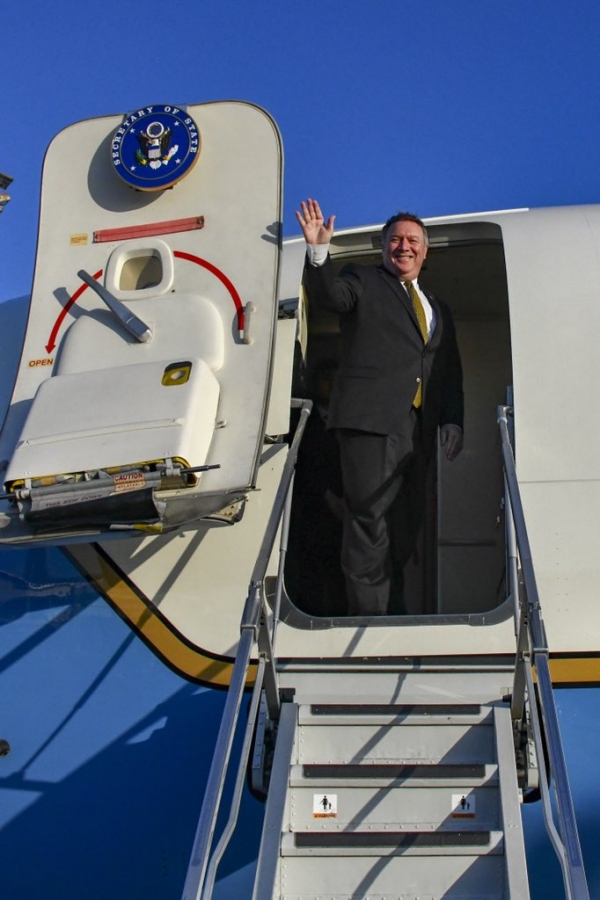 7일 마이크 폼페이오 미국 국무장관이 일본 공항에서 평양으로 향하기 위해 전용기에 올라 손을 흔들고 있다. (사진=폼페이오 트위터)
