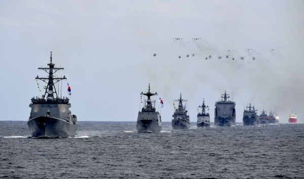 지난 9일 제주 인근 해상에서 '2018 대한민국 해군 국제관함식' 해상사열 리허설을 하고 있다. (사진=자주 국방네트워크 페이스북)