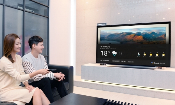 LG전자 모델이 구글 어시스턴트 한국어 서비스가 탑재된 인공지능 TV를 시청하고 있다. 사진제공=LG전자