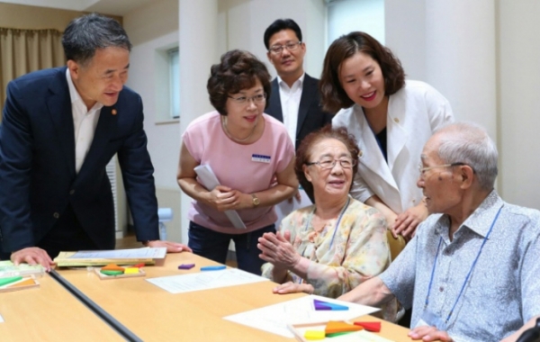 박능후(맨 왼쪽) 보건복지부 장관이 옥천군 치매안심센터를 방문해 치매 가족들과 대화를 하고 있다(사진=보건복지부)