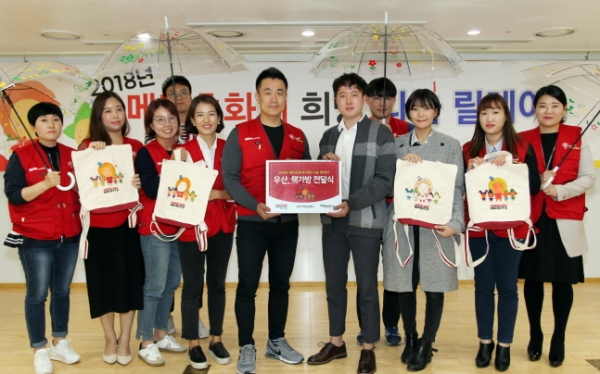 메리츠화재 직원들이 지난 11일 서울 강남사옥에서 투명우산 및 책가방을 만들어 서초지역아동센터에 전달하고 있다. (사진제공=메리츠화재)
