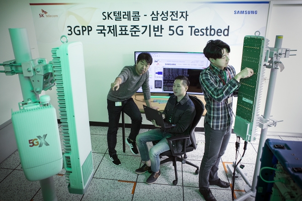 SK텔레콤과 삼성전자 연구원들이 15일 SK텔레콤 분당사옥 5G 테스트베드에서 3.5GHz 대역 5G상용 장비를 다루고 있다.