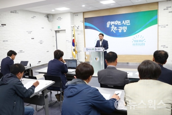 15일 박승원 광명시장이  ‘시민의 삶을 바꾸는 민선7기 일자리 정책’을 발표하고 있다.(사진=광명시)