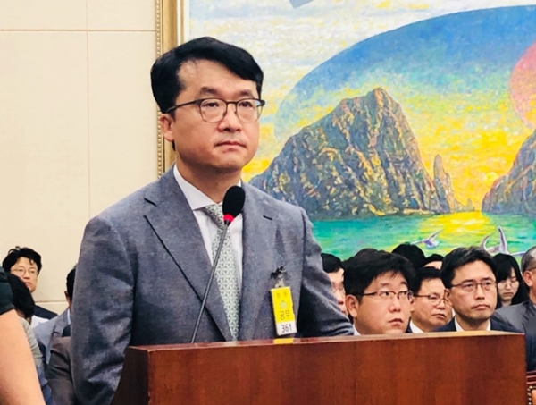 박현종 BHC회장이 15일 국회의사당에서 열린 국무위원회 국정감사장에서 증인대에 서 발언을 하고 있다. (사진=이수정 기자)