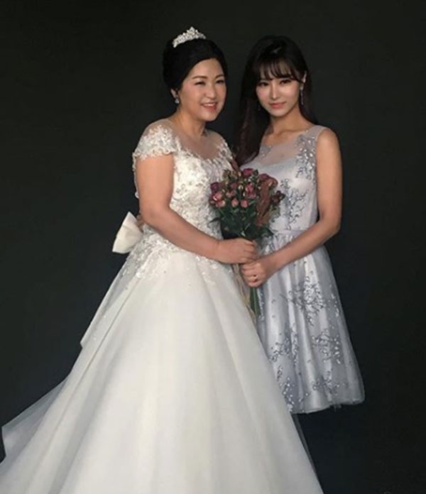 김수현 아나운서와 우왁굳의 결혼이 화제인 가운데 엄마와 찍은 웨딩드레스 인증샷도 눈길을 끈다. (사진=김수현 아나운서 SNS)