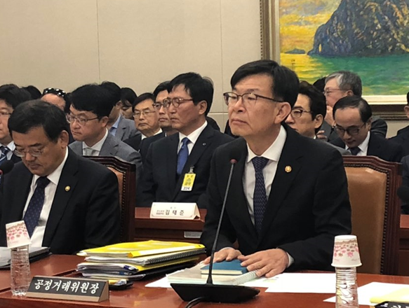 김상조 공정거래위원장이 15일 국회의사당에서 진행된 국무위 국정감사에 참석해 질의에 답하고 있다. (사진=이수정 기자)