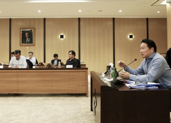 최태원(오른쪽) SK그룹 회장이 이천 SKMS연구소에서 지난해 10월 18일 열린 CEO세미나에서 발언하고 있다. (사진제공=SK그룹)