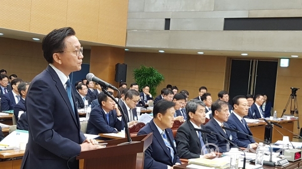 최종 한국지엠 부사장이 22일 오후 기업은행 본점에서 열린 국회 정무위원회 국정감사에서 의원들의 질의에 답변하고 있다. (사진=박경보기자)