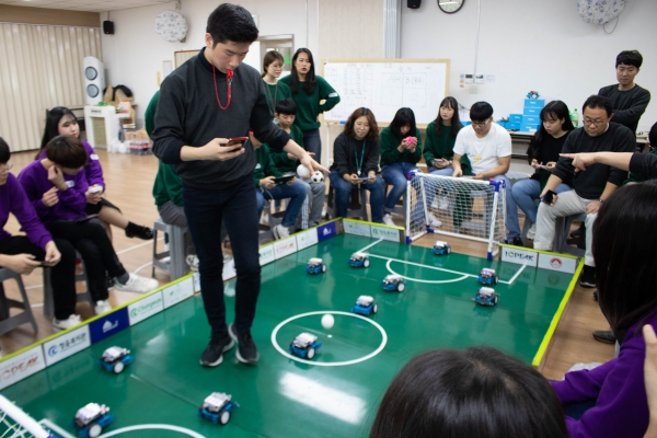 지난 27일 한국정보통신기술사협회 소속 기술사들의 진행 속에 청각장애청소년들이 로봇축구대회에 참가하고 있다. (사진=청음복지관)