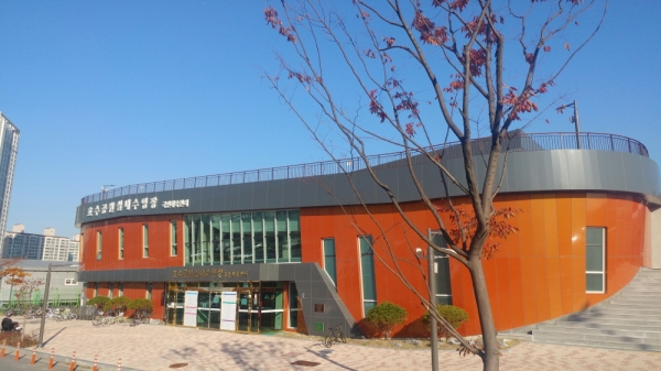 2017년 준공한 안산호수공원 실내수영장 국민체육센터.(사진=경기도)