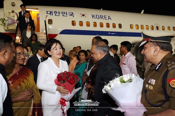 우타르 프라데시 주정부 관계자 10여 명이 럭나우 공항으로 나와 김정숙 여사와 일행을 환송했다. (사진=청와대 페이스북)