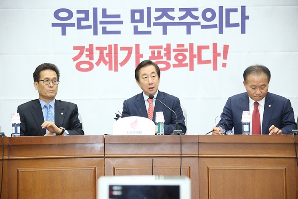 6일 국회에서 김성태 원내대표(가운데) 주재의 한국당 원내대책회의가 열렸다. 한국당의 '우리는 민주주의다. 경제가 평화다'라는 캐치프레이즈가 '평화는 곧 경제다'라는 더불어민주당의 그것과 묘하게 대비된다. (사진출처: 한국당 홈페이지 캡쳐)