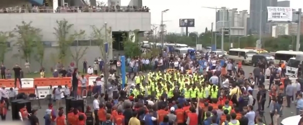 지난 6일 노량진수산시장 구시장 상인들이 신시장 앞에 모여 강제철거 시도에 항의하는 집회를 하고 있다. (사진=유튜브 캡처)