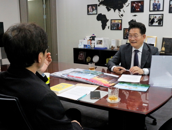 송영길 의원이 맞은 편에 있는 본 기자를 바라보면서 옅은 미소를 띠고 있다. (사진: 민영빈 기자)