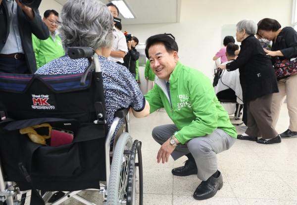 장애인과 만나고 있는 정동영 민주평화당 대표 (사진제공=민주평화당)