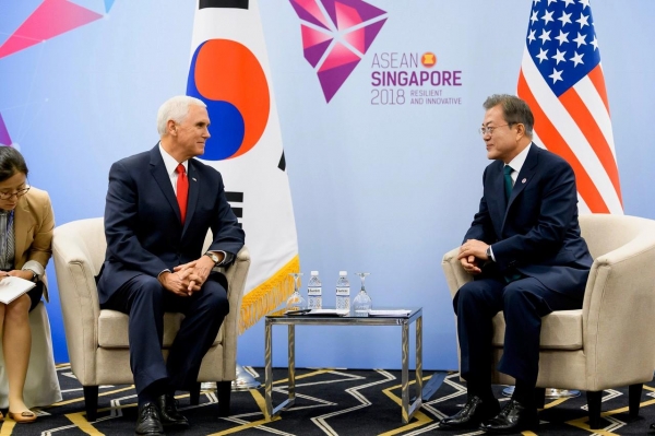 14일 아세안 정상회의 참석차 싱가포르를 방문중인 문재인 대통령과 마이크 펜스 미국 부통령이 대화하고 있다. (사진=펜스 페이스북)