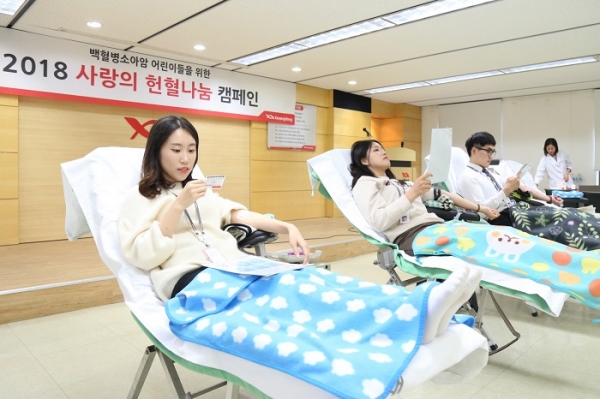 광동제약 직원들이 서울 서초구 본사 강당에서 열린 ‘2018 사랑의 헌혈나눔 캠페인’에 참여해 헌혈을 하고 있다. (사진제약=광동제약)