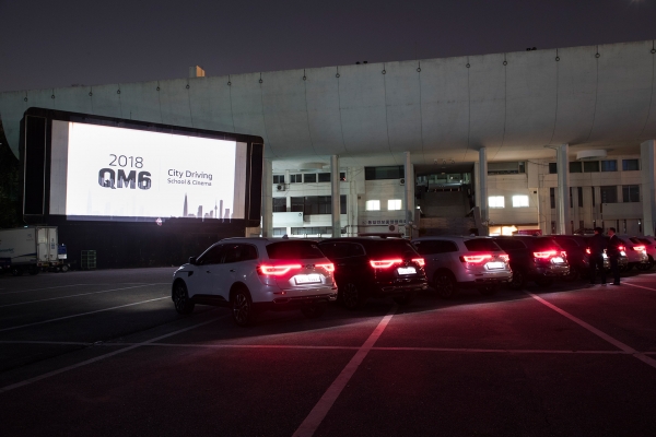 QM6 차량들이 ‘시티 드라이빙 시네마’ 행사를 위해 남산자동차극장에 줄지어 있다. (사진제공=르노삼성차)