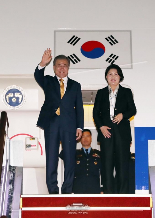 지난 18일 서울공항에서 APEC 정상회의를 마치고 귀국하는 문재인 대통령과 김정숙 여사가 손을 흔들고 있다. (사진=청와대)