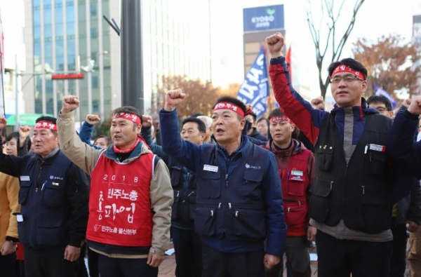 민주노총 산하 금속노조 하부영(왼쪽 세번째) 현대차지부장을 비롯한 조합원들이 지난 14일 광주형일자리에 항의하는 집회를 열고 있다. (사진제공-현대차지부)