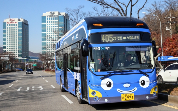 서울시 405번 수소전기버스가 양재동 인근 노선을 주행하고 있다. (사진제공=현대자동차)