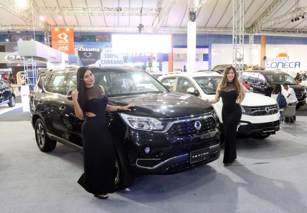 쌍용자동차의 현지모델들이 지난 9월 25일 칠레 칠로에 섬에서 열린 출시행사장에서 렉스턴스포츠를 소개하고 있다. (사진제공=쌍용자동차)