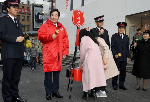 이낙연 국무총리가 지난해 12월 22일 서울 명동거리에서 구세군 코트를 입고 성금자원봉사를 하고 있다. (사진=국무조정실)