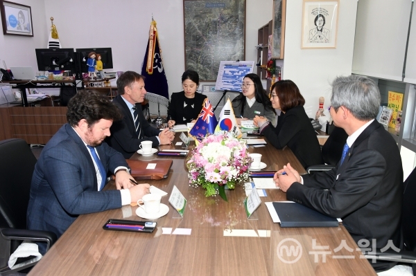 은수미 성남시장은 7일 오후 시청 집무실에서 필립 터너 주한 뉴질랜드 대사와 만나 게임 기업 간 국제적 교류 협력방안 등에 대해 논의했다. 2018.12.08(사진=성남시)