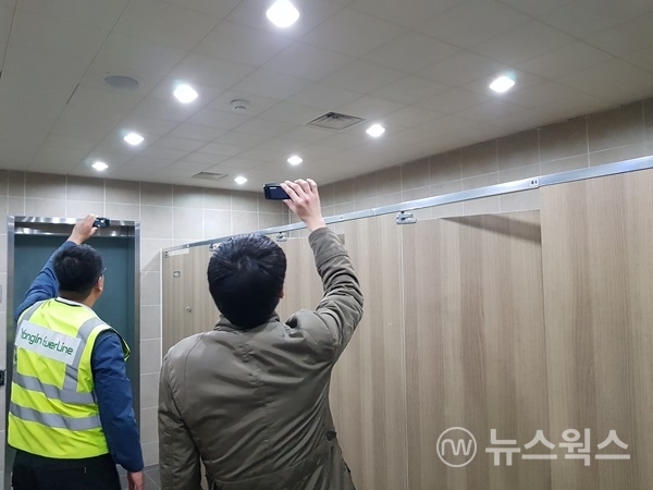 공중화장실에 몰래카메라가 설치돼 있는지 검사하는 모습(뉴스웍스 자료사진)