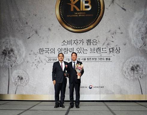 [신일 오영석 부사장(오른쪽)이 '2019 소비자가 뽑은 한국의 영향력 있는 브랜드 대상'을 수상하고 있다사진제공=신일]