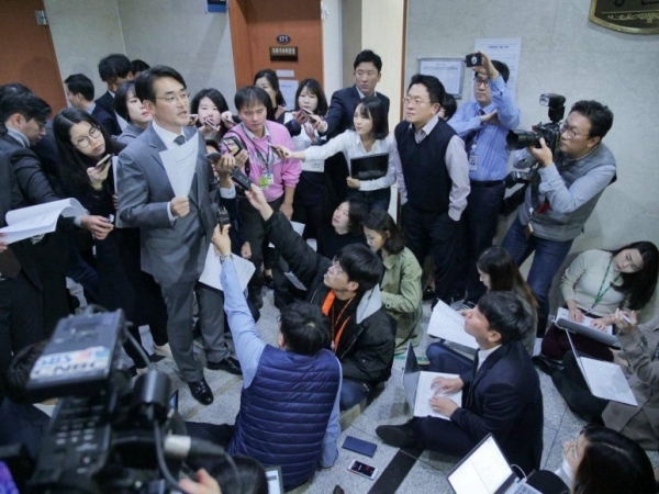 박용진 의원이 지난 11월 7일 기자회견을 통해 삼성 내부 문건을 공개하고 있다. (사진=박용진 의원 블로그)