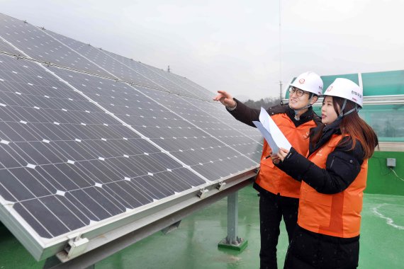 한화 직원들이 태양광 발전설비 시설을 점검하고 있다. (사진제공=한화그룹)