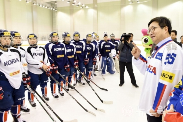지난 1월 23일 진천국가대표선수촌을 방문한 염태영 시장이 여자아이스하키 국가대표팀 선수들을 격려하고 있다.(사진제공=수원시)