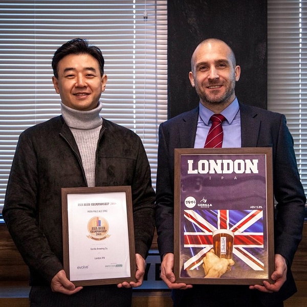 생활맥주 임상진 대표(왼쪽)가 ‘아시아 비어 챔피언십2018’에서 브론즈를 수상하고 기념촬영하고 있다. (사진제공=생활맥주)