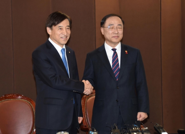 홍남기 부총리(오른쪽)와 이주열 총재가 19일 한국은행에서 인사를 나누고 있다. (사진=기획재정부)