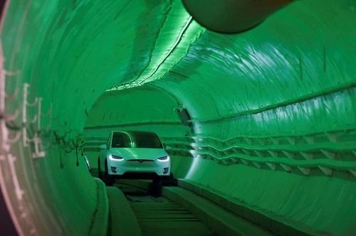 초고속지하터널 '루프'를 시험운행 중인 테슬라 차량 (사진=일론 머스크 대표 트위터 캡처)