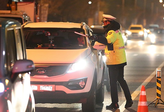 자유로IC에서 경찰이 음주운전 단속을 하고 있다. (사진=경기북부지방경찰청 제공)