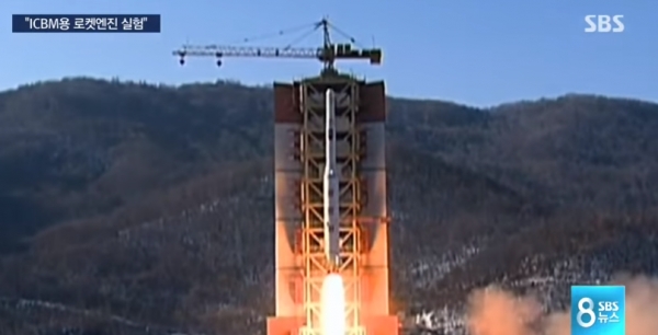 북한이 대륙간탄도미사일(ICBM)용 로켓 엔진 실험을 하고 있다. (사진=SBS 뉴스 캡쳐)