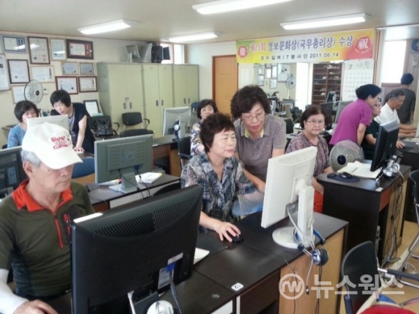 '신중년층 사회공헌활동 지원사업' 참여자들이 지역 어르신을 대상으로 컴퓨터 사용법을 알려주고 있다.