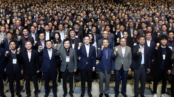 구광모 LG 회장과 임직원들이 2일 서울 마곡 LG사이언스파크에서 열린 새해모임에서 새로운 도약의 의지를 다지고 있다. (사진제공=LG그룹)