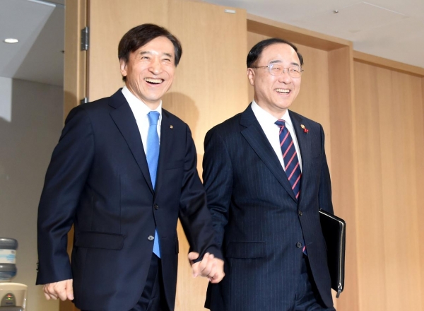 홍남기 부총리(오른쪽)와 이주열 총재가 지난해 12월 19일 한국은행에서 회동에 앞서 기념사진을 찍고 있다. (사진=기획재정부)