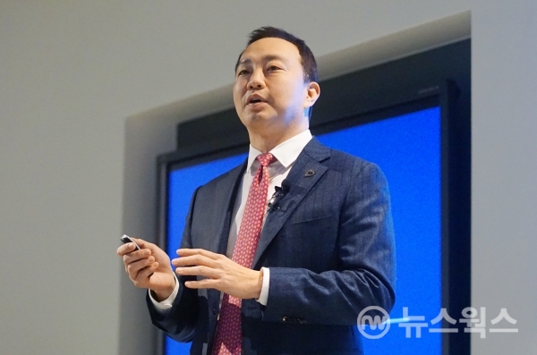 장화진 한국IBM 대표가 2019년 사업 계획을 발표하고 있다. (사진=박준영기자)
