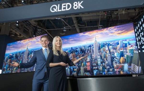 삼성전자 모델들이 CES 2019의 삼성전자 부스에서 QLED 8K TV를 소개하고 있다. (사진제공=삼성전자)