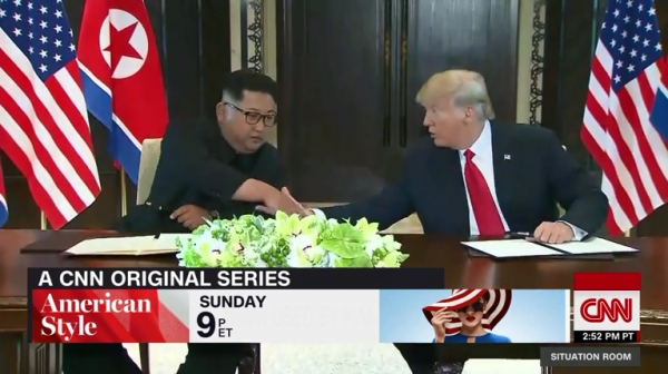 도널드 트럼프 미국 대통령과 김정은 북한 국무위원장이 싱가포르에서 만났던 제1차 미북정삼회담때의 모습. (사진출처= CNN 뉴스캡처)