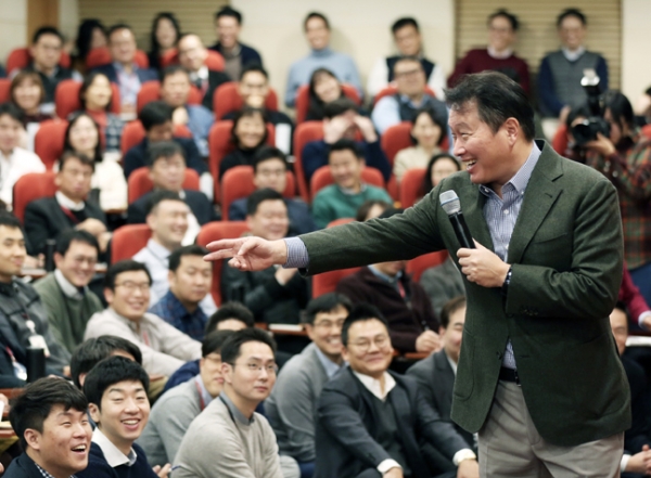 최태원 SK회장이 지난 8일 서울 종로구 SK서린빌딩에서 열린 ‘행복 토크’에서 임직원들과 토론을 하고 있다.ⓒSK