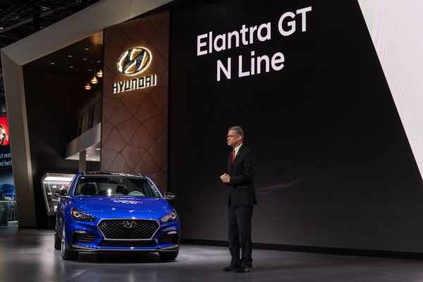 마이크 오브라이언 현대차 미국법인 상품기획담당 부사장이 엘란트라 GT N Line을 소개하고 있다. (사진제공=현대자동차)