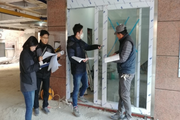 서울주택도시공사(SH) 직원들이 매입임대주택 마감현장을 찾아 품질 점검 중에 있다. (사진=SH)