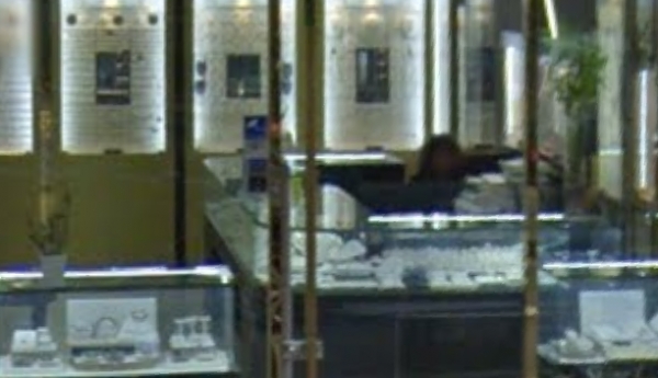 지난 16일 새벽 유리벽을 부수고 진열장을 털어간 범죄가 발생한 귀금속가게의 평소 모습 (사진=구글 스트리트뷰)